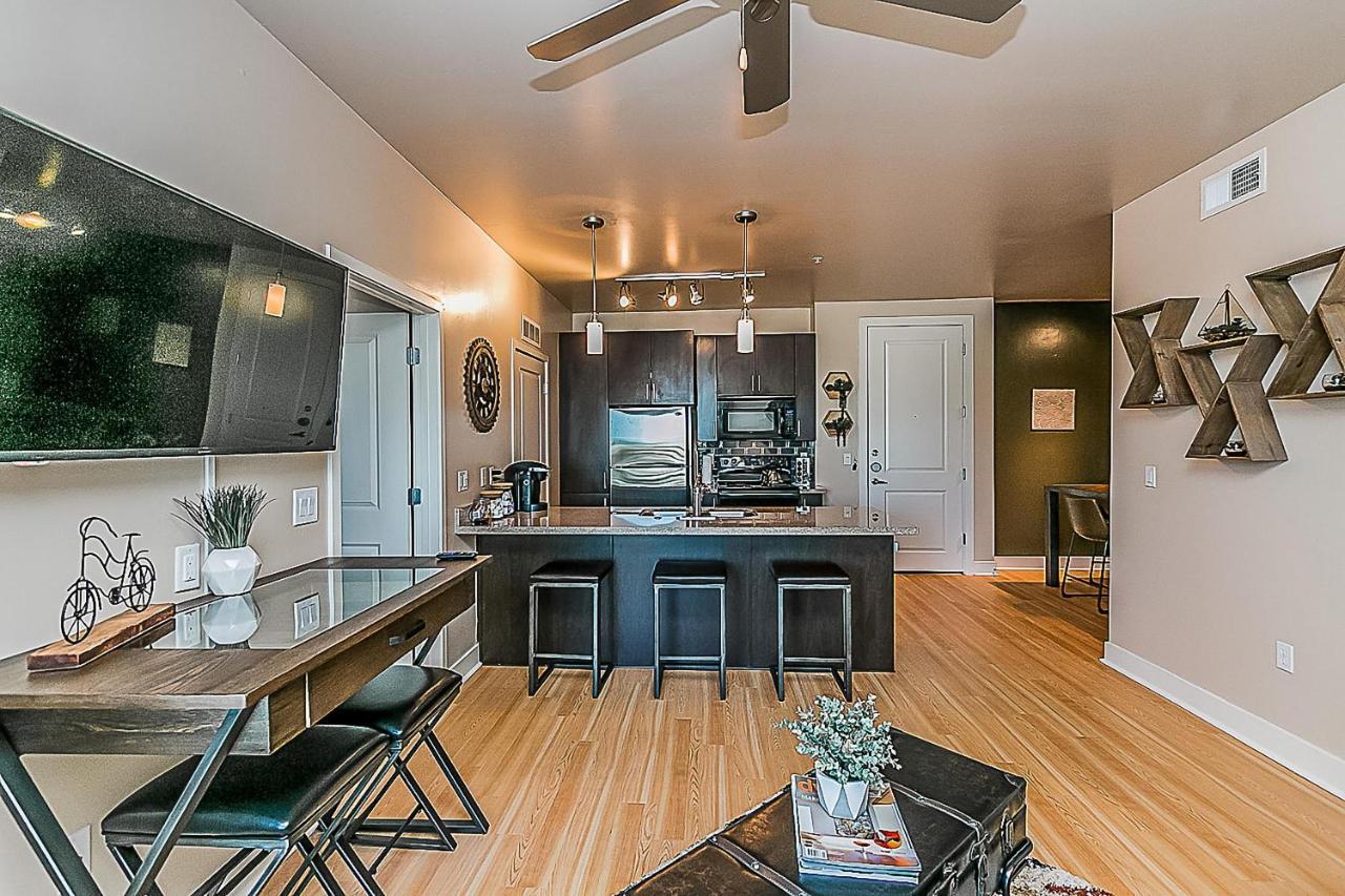 Villa Shopping & Dining 1 Mile - 24 Hour Pool With Parking - 4036 à Phoenix Extérieur photo