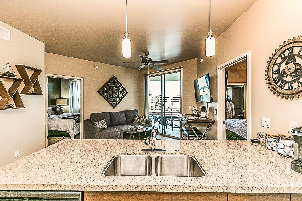 Villa Shopping & Dining 1 Mile - 24 Hour Pool With Parking - 4036 à Phoenix Extérieur photo